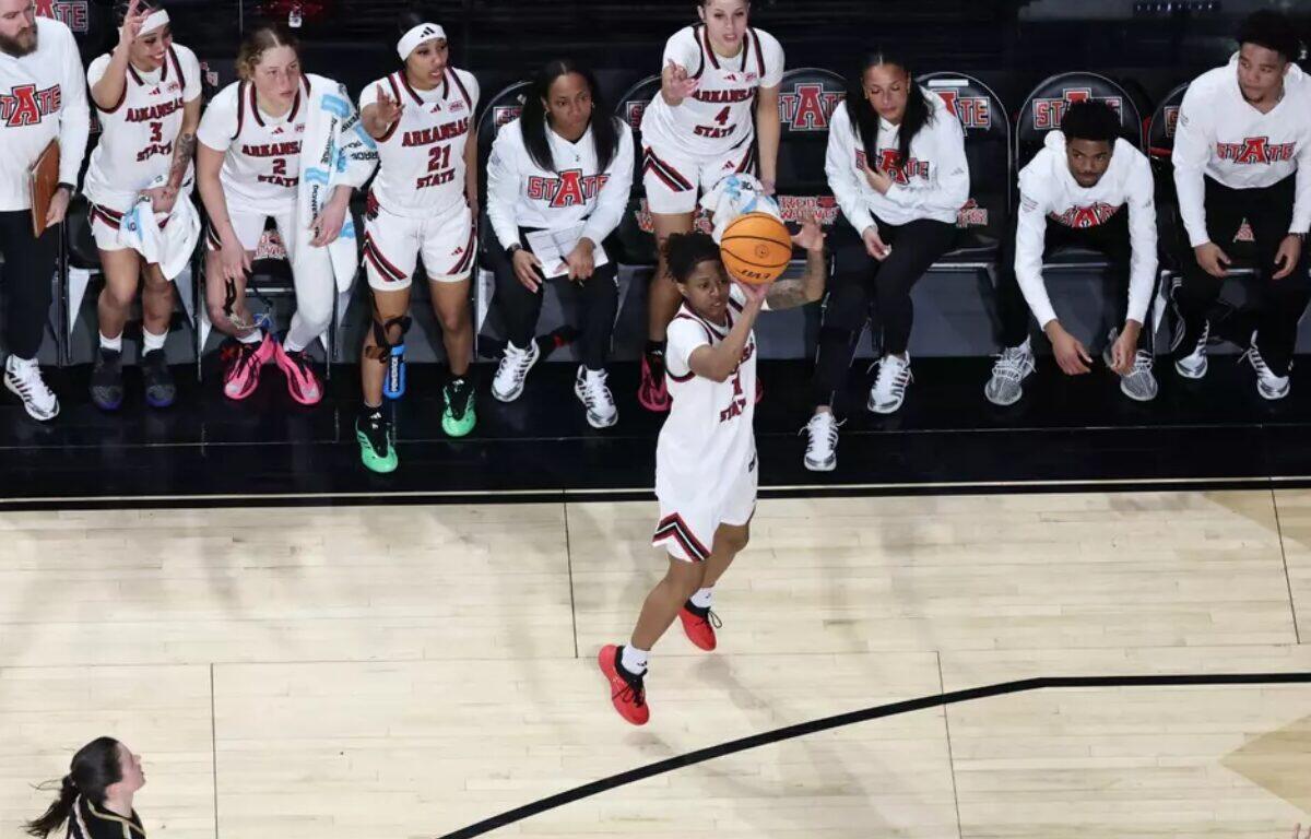 AState advances to great 8 WNIT