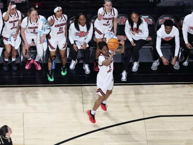 AState advances to great 8 WNIT