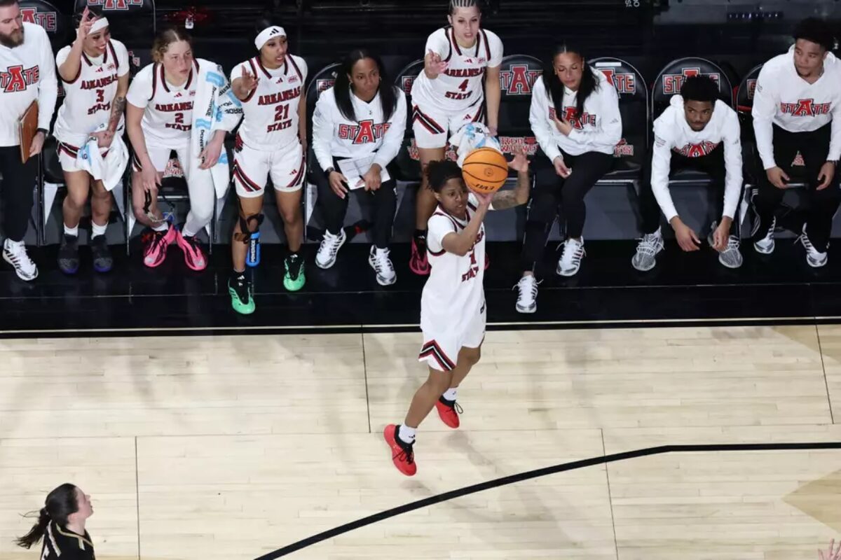 AState advances to great 8 WNIT