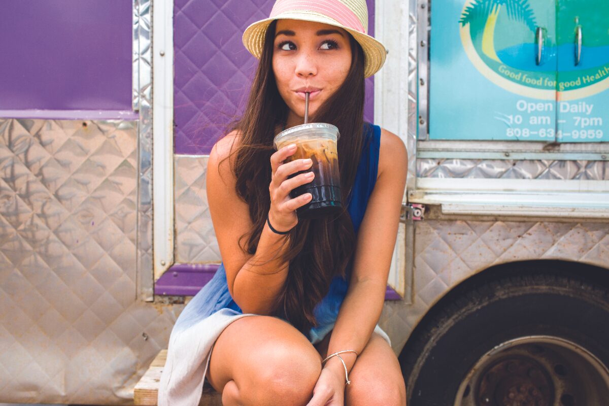 BEVERAGE CUTE DRINKING ICED COFFEE FOOD TRUCK HAT ICED COFFEE LATINA PERSON PURPLE REFRESHING SPANISH SUMMER TEENAGER WOMAN MUJER FEMME ETE VERANO GIRL TEENAGER SUMMERFOODDININGEMAIL SUMMERFOODDININGEMAIL SUMMERFOODDININGEMAIL